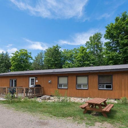 马达沃斯卡山林小屋乡村民宿 Madawaska 外观 照片