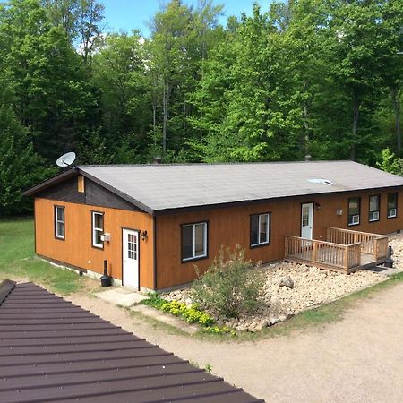 马达沃斯卡山林小屋乡村民宿 Madawaska 外观 照片