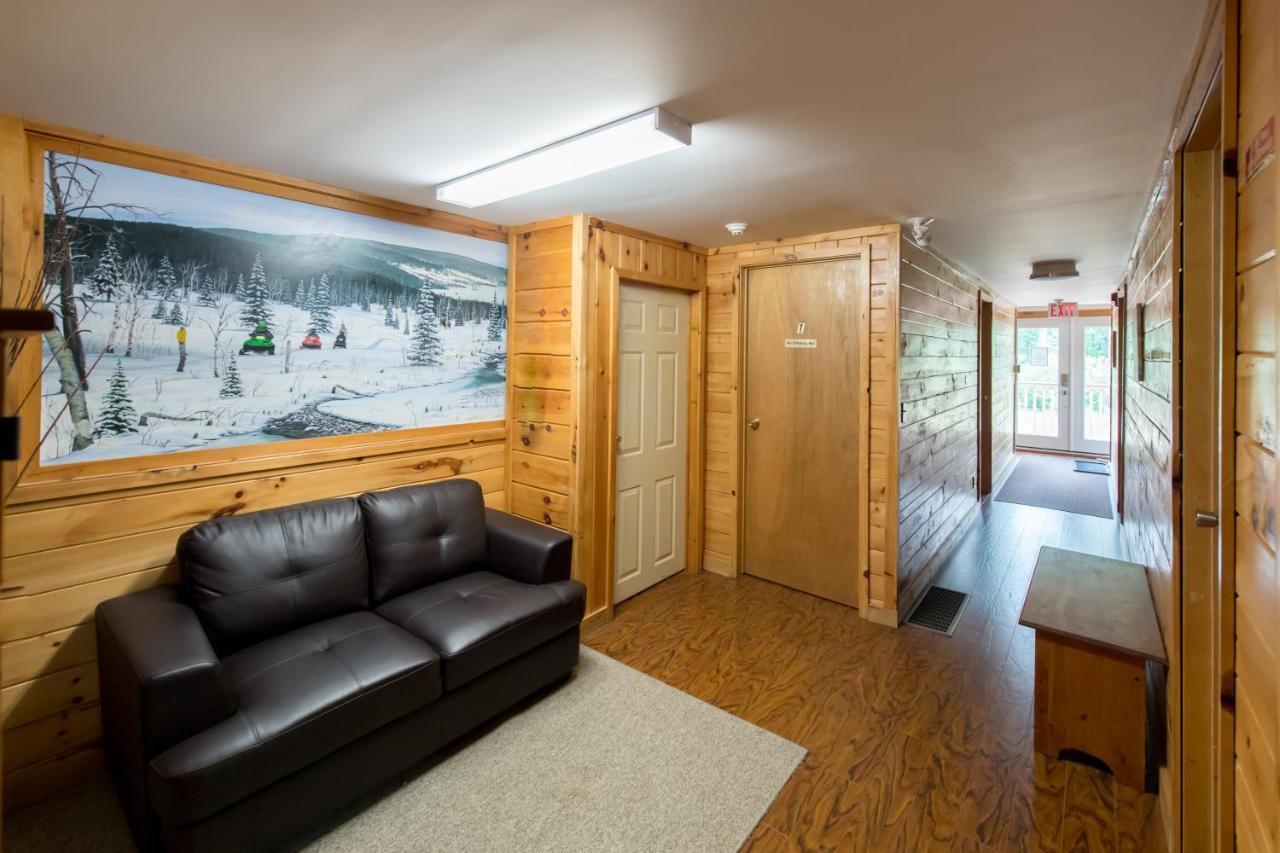 马达沃斯卡山林小屋乡村民宿 Madawaska 外观 照片