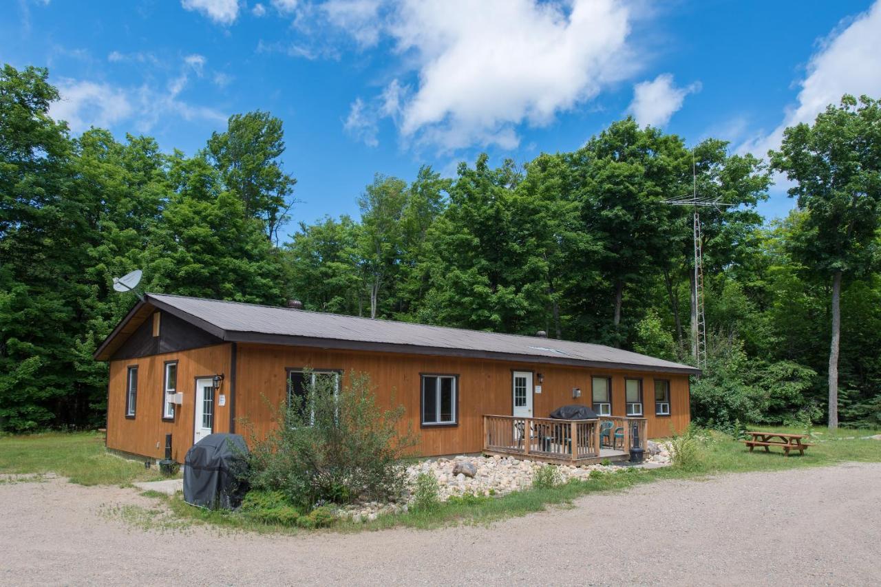马达沃斯卡山林小屋乡村民宿 Madawaska 外观 照片
