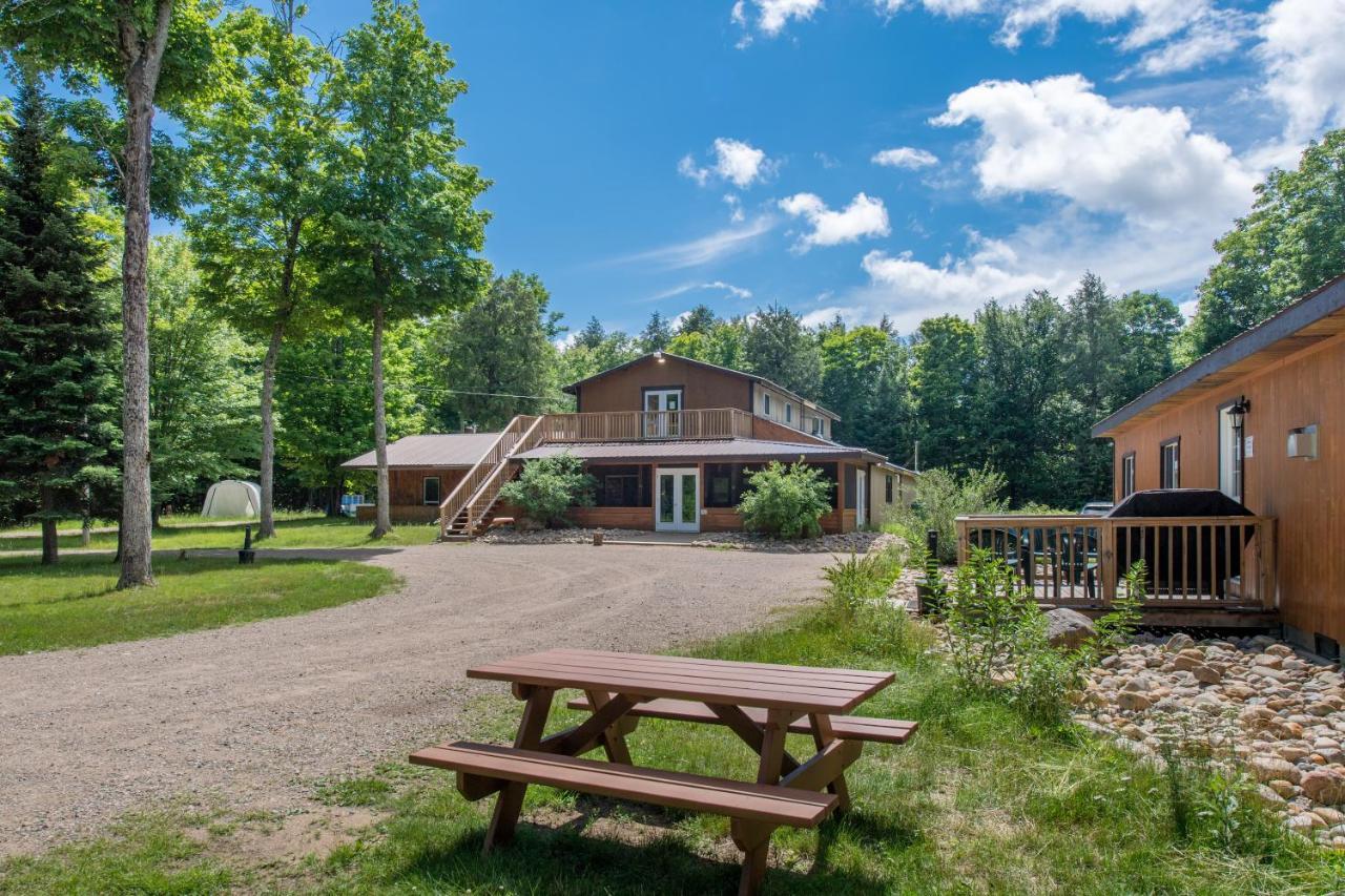 马达沃斯卡山林小屋乡村民宿 Madawaska 外观 照片