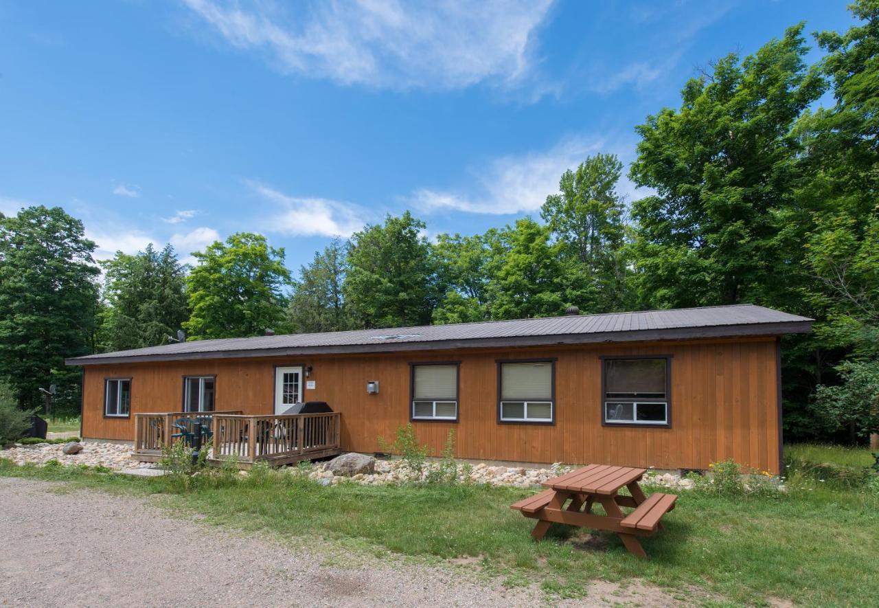 马达沃斯卡山林小屋乡村民宿 Madawaska 外观 照片