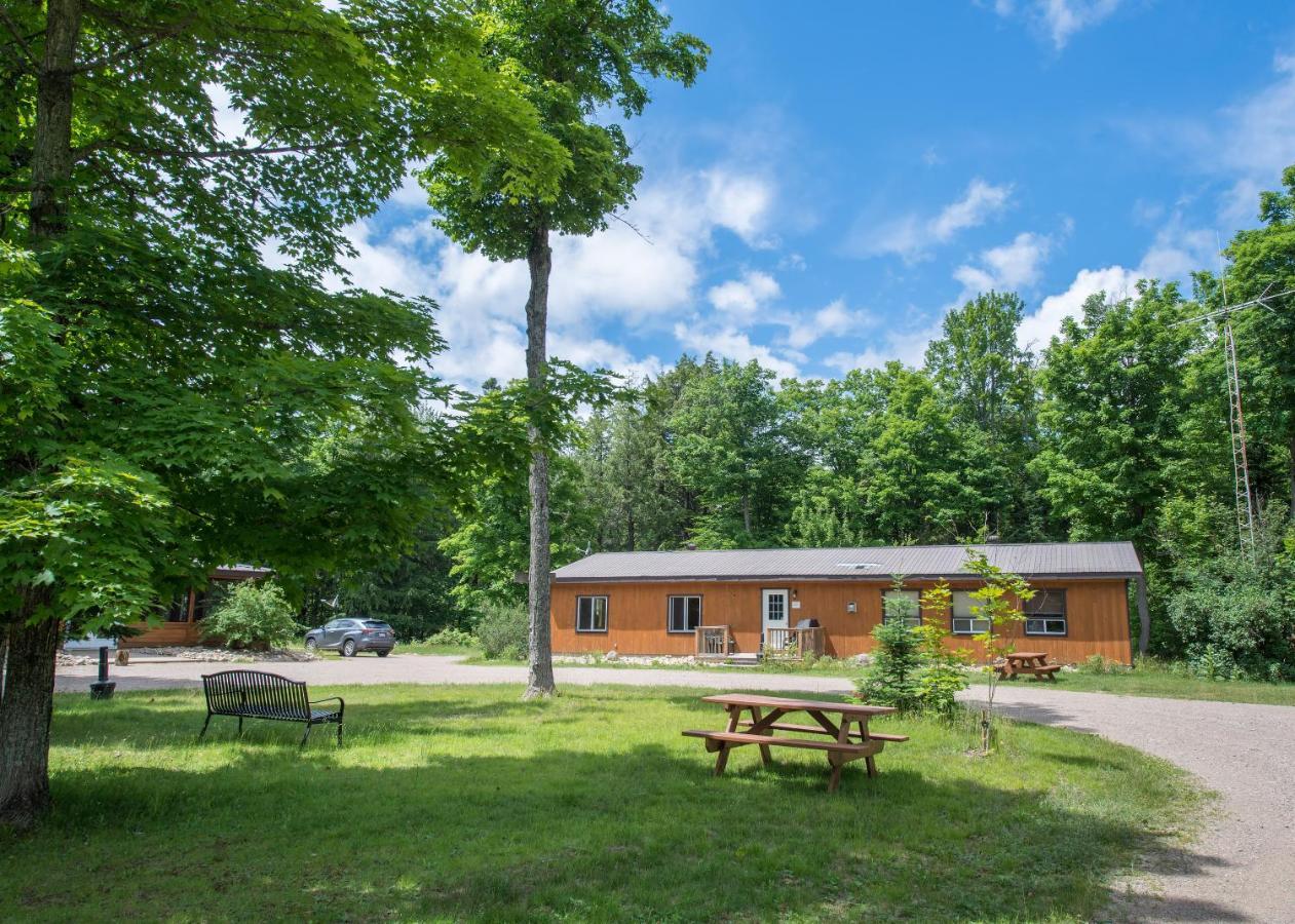 马达沃斯卡山林小屋乡村民宿 Madawaska 外观 照片