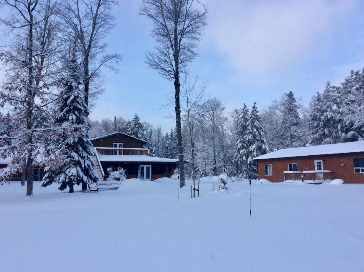马达沃斯卡山林小屋乡村民宿 Madawaska 外观 照片