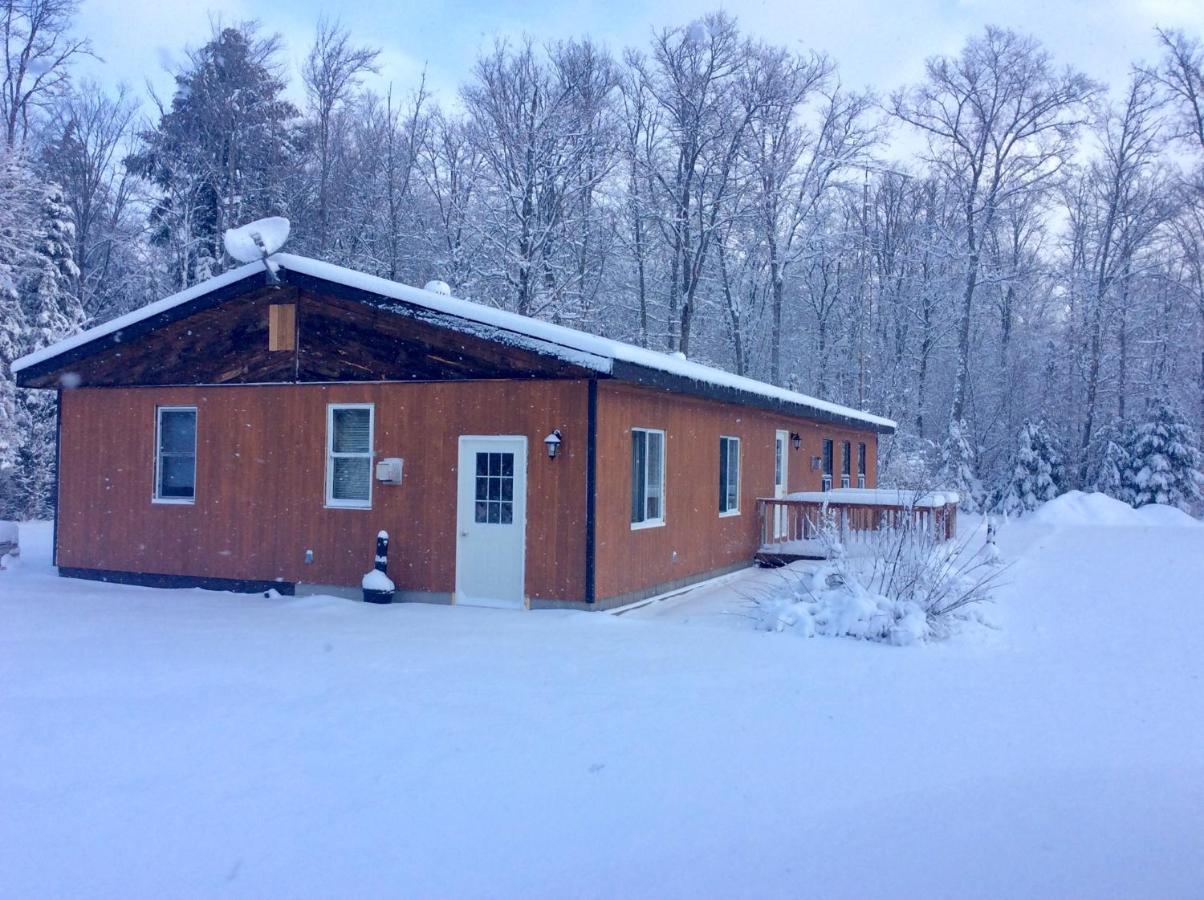 马达沃斯卡山林小屋乡村民宿 Madawaska 外观 照片