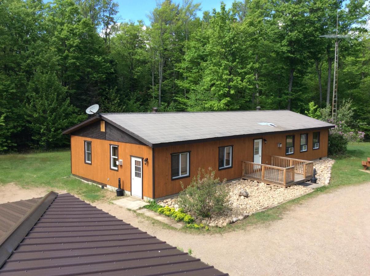 马达沃斯卡山林小屋乡村民宿 Madawaska 外观 照片