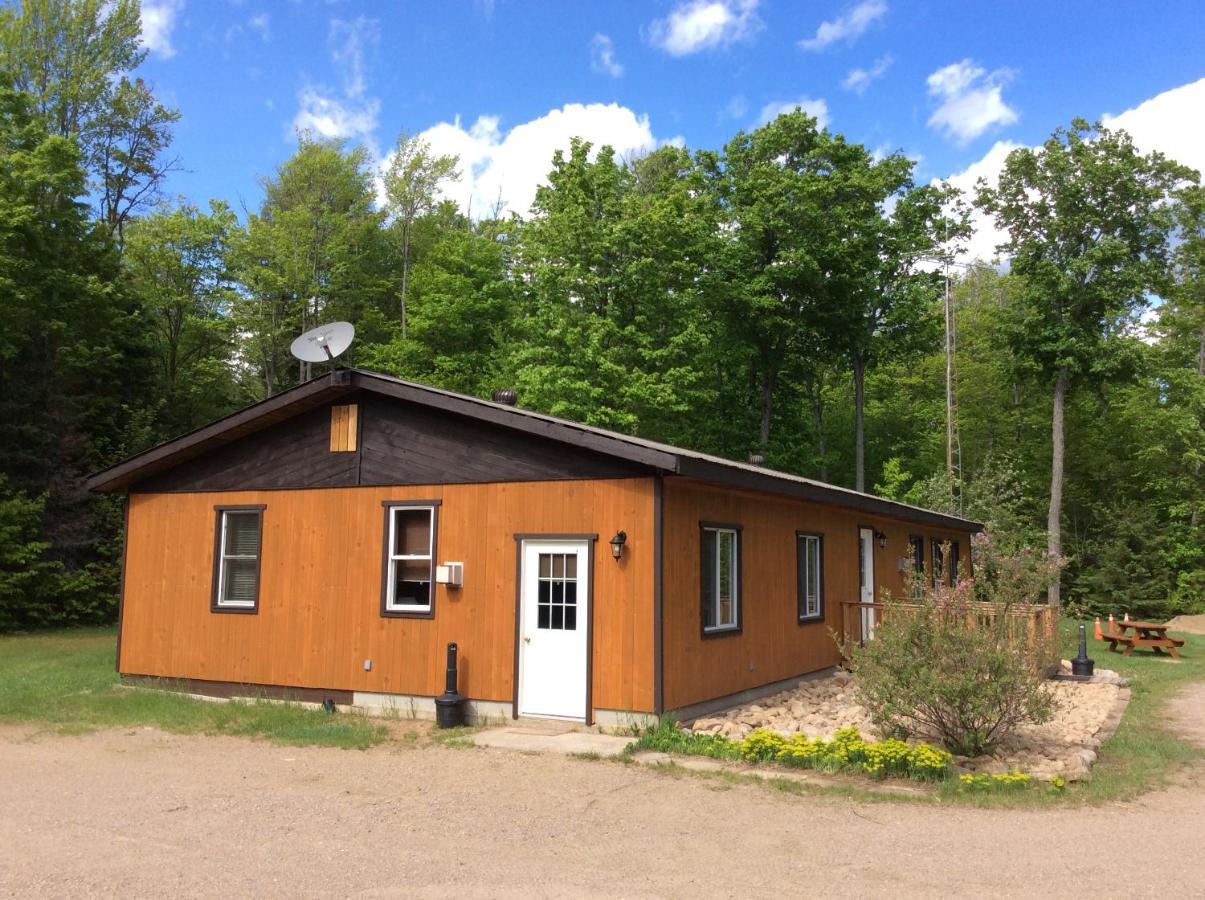 马达沃斯卡山林小屋乡村民宿 Madawaska 外观 照片