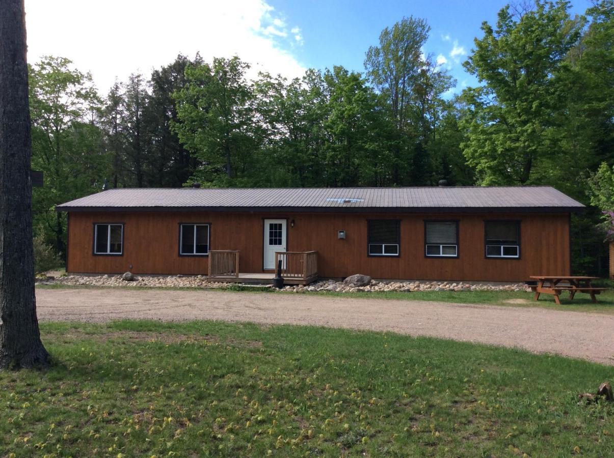马达沃斯卡山林小屋乡村民宿 Madawaska 外观 照片